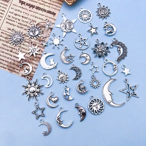Detailansicht der Vintage Silber Anhänger Set mit Sonne Mond und Sterne für DIY Schmuck