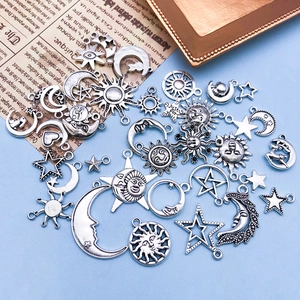 Detailansicht von Vintage-Silber-Anhängern mit Sonne, Mond und Sternen für DIY-Schmuck