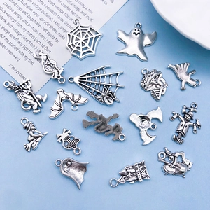 Detailopname van vintage zilveren Halloween bedeltjes voor DIY sieraden maken