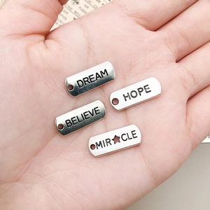 Vier antike silberne Legierungsanhänger graviert mit Dream, Hope, Believe, Miracle