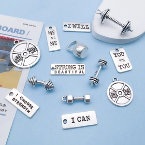 Flache Ansicht von Hantelanhängern aus Legierung mit Motivationssprüchen für DIY-Schmuck