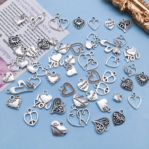 Assortimento di ciondoli a cuore in lega d'argento vintage per creazione di gioielli DIY