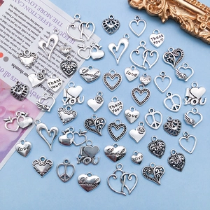Assortimento di ciondoli a cuore in argento tibetano con disegni traforati e incisioni su blu