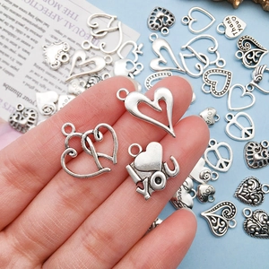 Set misto di ciondoli a cuore in argento vintage in lega per creazione di gioielli fai da te
