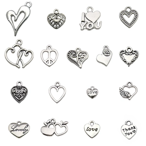 Set di ciondoli a cuore con design traforati e finitura argento antico per bigiotteria