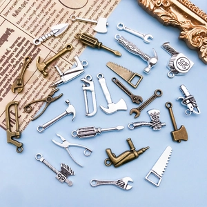 Vue détaillée de pendentifs outils miniatures en alliage, coloris argent et bronze antique