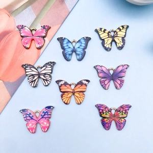 Details von acht bunten Schmetterlingsanhängern für DIY-Schmuck mit vergoldeten Ringen
