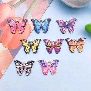 Detailansicht von acht bunten Schmetterlingsanhängern aus Legierung für DIY-Schmuck