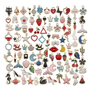 Gedetailleerd overzicht van diverse kleurrijke emaille bedeltjes voor DIY-sieraden maken