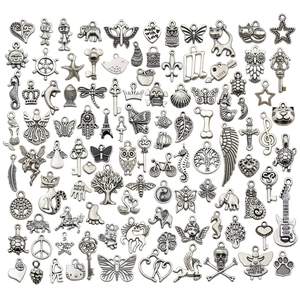 Macro-opname van diverse vintage zilveren bedeltjes voor DIY-sieradensets