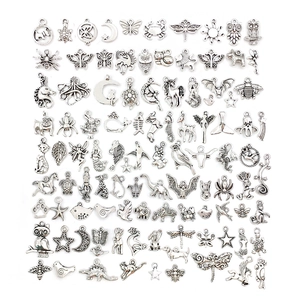 Gedetailleerde weergave van 100 diverse vintage zilveren bedeltjes voor DIY-sieraden