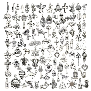 Platliggende vintage zilveren bedeltjes in diverse vormen voor het maken van DIY-sieraden