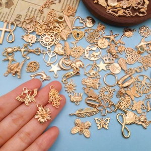 Mix van 100 gouden legering bedeltjes met vlinder, hamsa hand en olifant motieven
