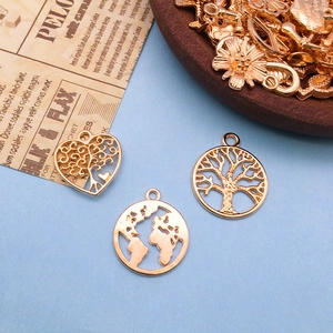 Set van 100 gouden hangers met levensboom en wereldkaart voor DIY sieraden maken hobby