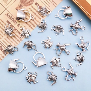 Vintage Silber Tee-Set Anhänger für DIY-Schmuck auf stilvollem hellblauem Hintergrund