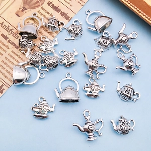 Detailansicht antiker silberner Teekannen-Anhänger und Wunderlampen für DIY-Schmuck