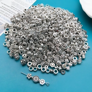 Makroansicht der Vintage Silber DIY Zwischenperlen mit aufwendigen floralen Reliefmustern