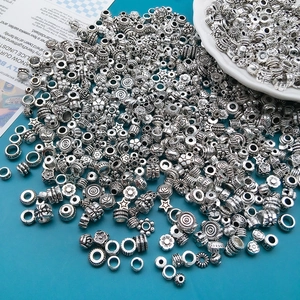 Makroansicht antiker Silber-Abstandsperlen mit Blumenmuster für DIY-Schmuckherstellung