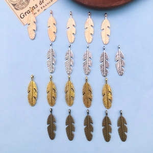 Détail de 20 pendentifs plumes en quatre couleurs métalliques pour bijoux DIY