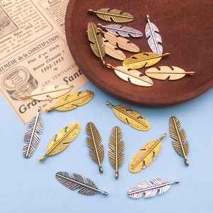 Pendentifs plumes en métal détaillés pour bijoux DIY en diverses finitions métalliques