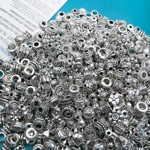 Sortiment an antiken silbernen Zwischenperlen mit Mustern für DIY Schmuckherstellung