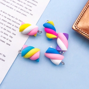 Dettaglio di ciondoli colorati a forma di marshmallow in resina per gioielli fai-da-te