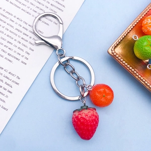 Ciondoli in resina a forma di fragola e arancia con portachiavi in metallo argento