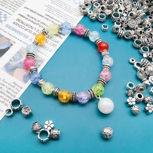 Details von bunten Perlen und silbernen Zwischenstücken mit Perlenanhänger für DIY-Schmuck