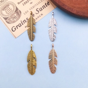 Détails de pendentifs plumes en alliage avec quatre finitions métalliques pour bijoux DIY