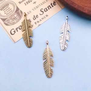 Vue détaillée des pendentifs en plumes en alliage pour la fabrication de bijoux DIY