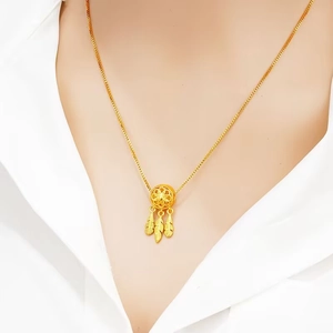 Elegante collana con pendente acchiappasogni in oro 18k indossata da una modella donna