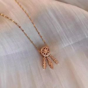 Elegante collana acchiappasogni in oro rosa 18 carati con stelle e tre ciondoli a piuma