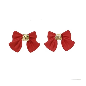 Elegantes pendientes de lazo rojo con acabado mate y centro dorado en fondo blanco