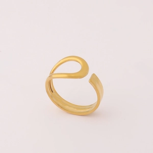 Vista detallada de un anillo dorado ajustable con un diseño ondulado minimalista