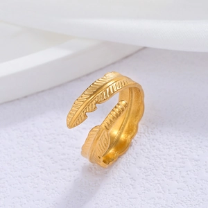 Dettaglio macro di anello a piuma dorata con trama realistica e fascia regolabile