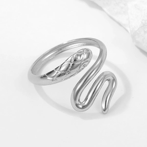 Anello a serpente argento irregolare con scaglie testurizzate e accento di diamante lucido