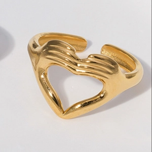 Anillo abierto de acero inoxidable dorado con diseño único de manos formando un corazón