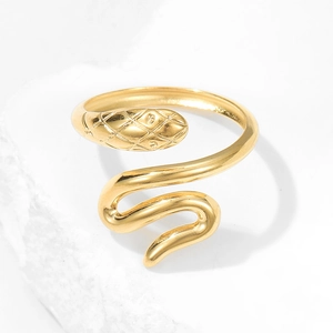 Anello a serpente irregolare dorato chic con design avvolgente su sfondo in marmo