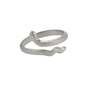 Vista dettagliata dell'anello a serpente argento con trama a scaglie e design regolabile