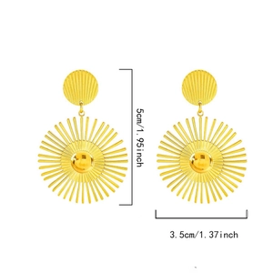 Boucles d'oreilles dorées géométriques en forme de soleil avec détails métalliques