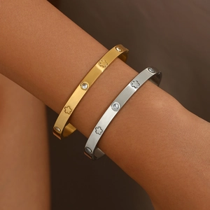 Gedetailleerd overzicht van goud en zilver roestvrijstalen armbanden met ster en kristal