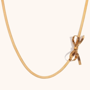 Collier nœud doré minimaliste avec chaîne serpent polie au style rétro français élégant