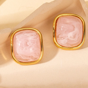 Orecchini a perno quadrati in oro vintage con trama in marmo rosa per un look raffinato