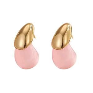 Boucles d'oreilles gouttes roses avec clous dorés et finition en acier poli