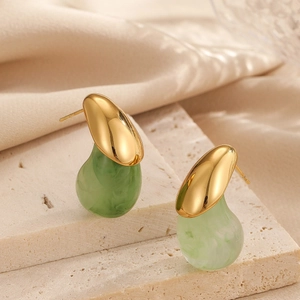 Élégantes boucles d'oreilles en or avec pierres en résine turquoise sur pierre et satin