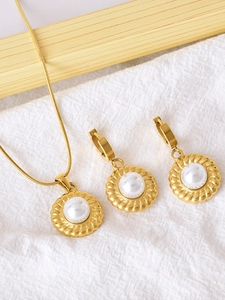 Detailansicht des eleganten Perlenhalsketten und passenden goldenen Ohrring-Schmucksets