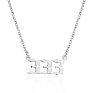 Dettaglio macro della collana in acciaio inossidabile con pendente numero angelo 333 gotico