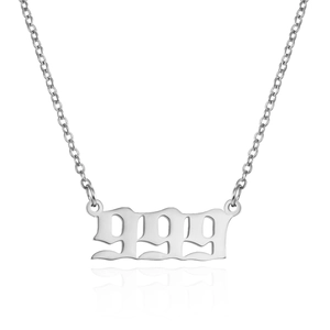 Dettaglio della collana in acciaio lucido con ciondolo numero 999 in stile Old English