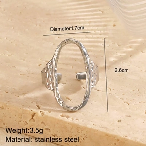 Detailansicht eines silbernen Edelstahlrings mit Hammerschlag-Textur und ovalem Ausschnitt