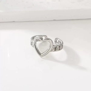 Adjustable silver heart ring with cuban chain design on minimalist stone stand